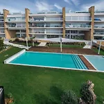 Appartement Lovely Modern With Pool