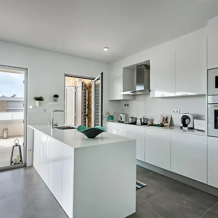Apartament Lovely Modern With Pool