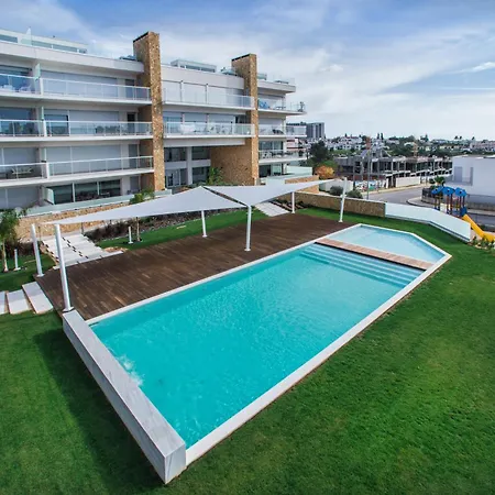 Lovely Modern With Pool Διαμέρισμα