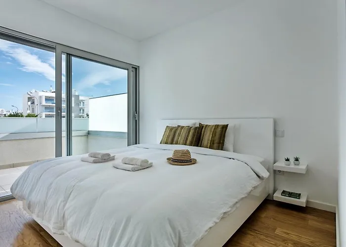 Lovely Modern With Pool Appartement *