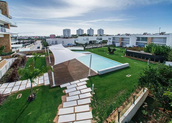 Appartement Lovely Modern With Pool